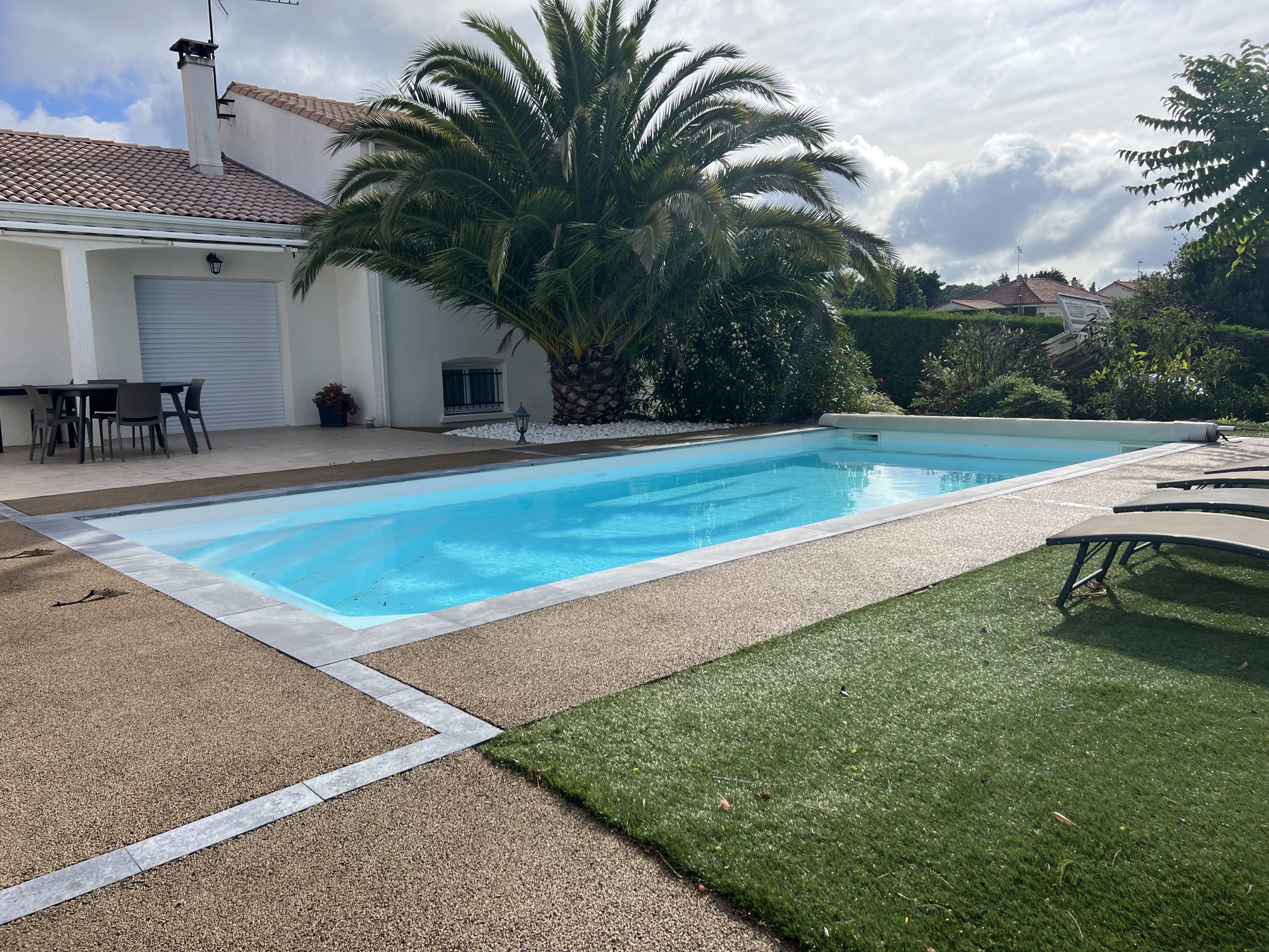 Réalisation d’un sol poreux autour d’une piscine pour particulier